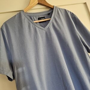 Cuts Men's V-Neck T-Shirt in Blue Size XL